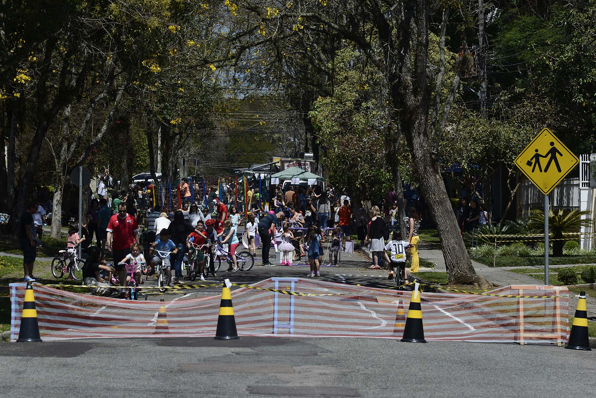 Festa dos trinta anos da escola ocupou a rua com comida, diversão e arte