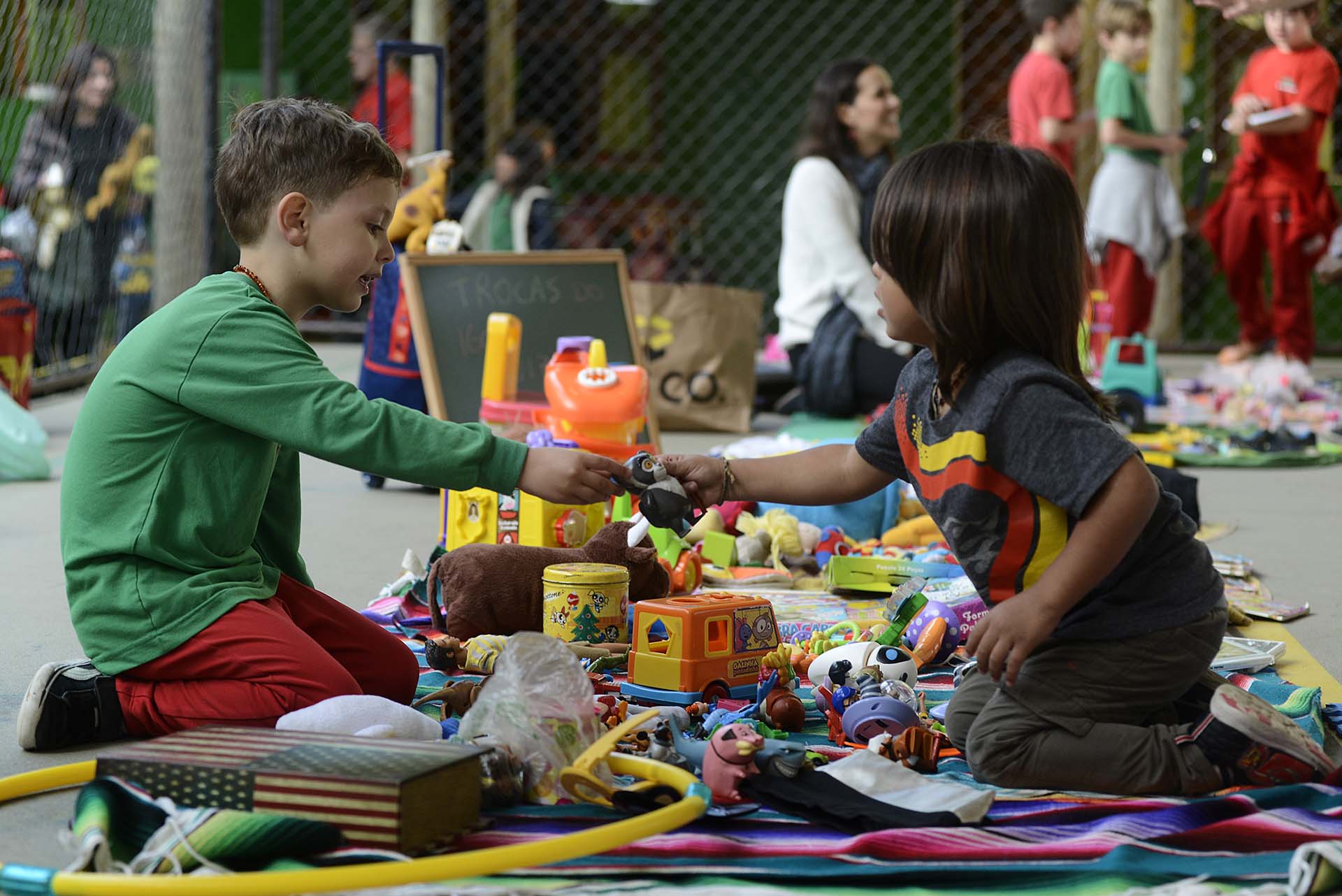 Feira da Troca da Escola Terra Firme incentiva a felicidade de interagir pelo ato de trocar