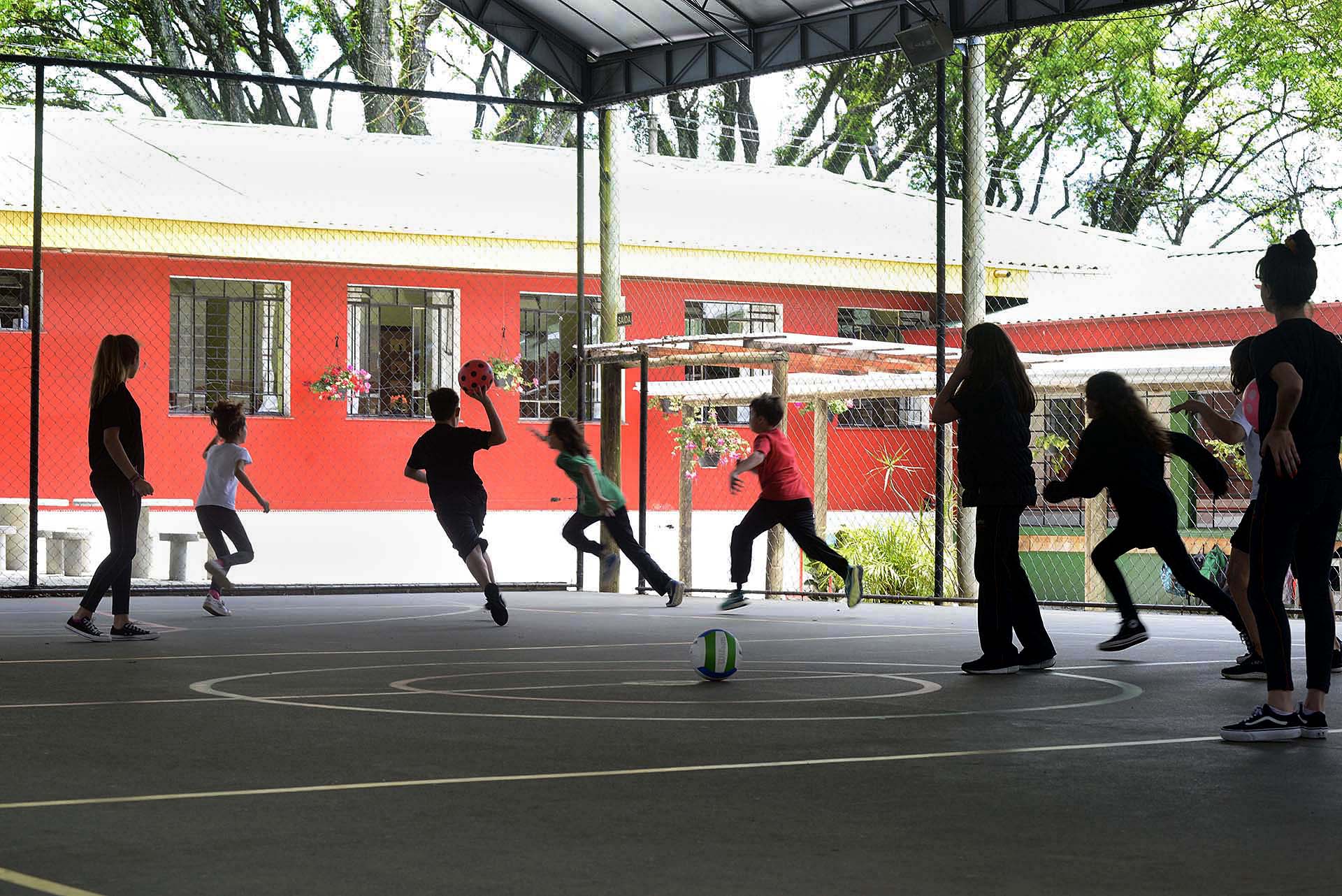 Alunos criam jogos que exigem preparo físico, estratégia e postura ética