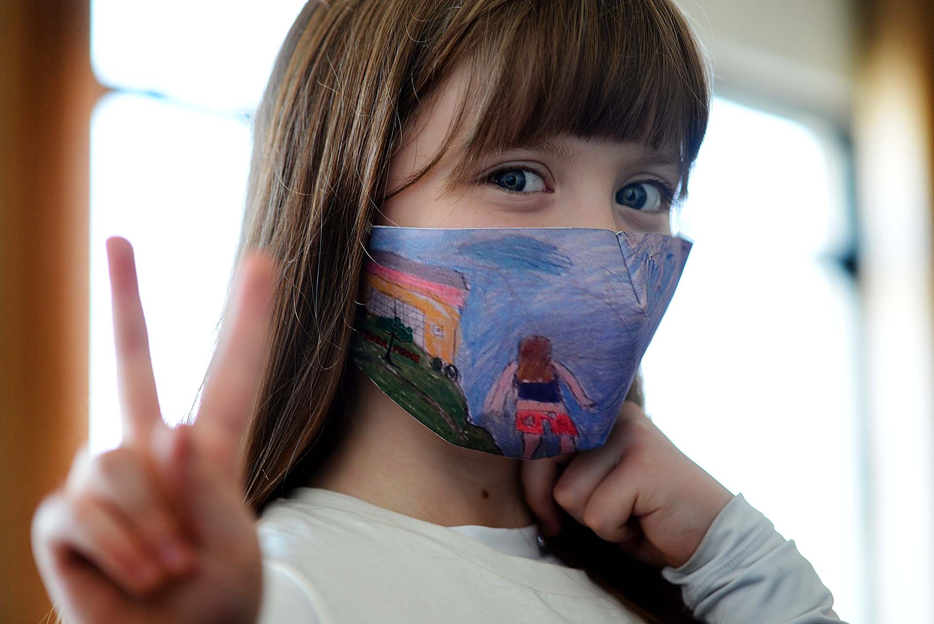 Sentimentos expressos nas aulas de artes ilustram máscaras de proteção personalizadas