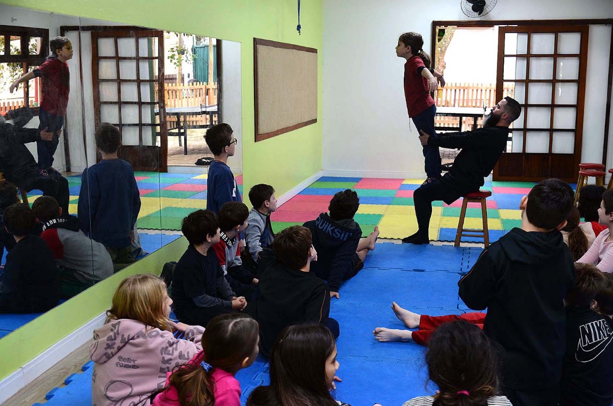 Aula de ginástica circense estimulou força corporal, equilíbrio e cooperação