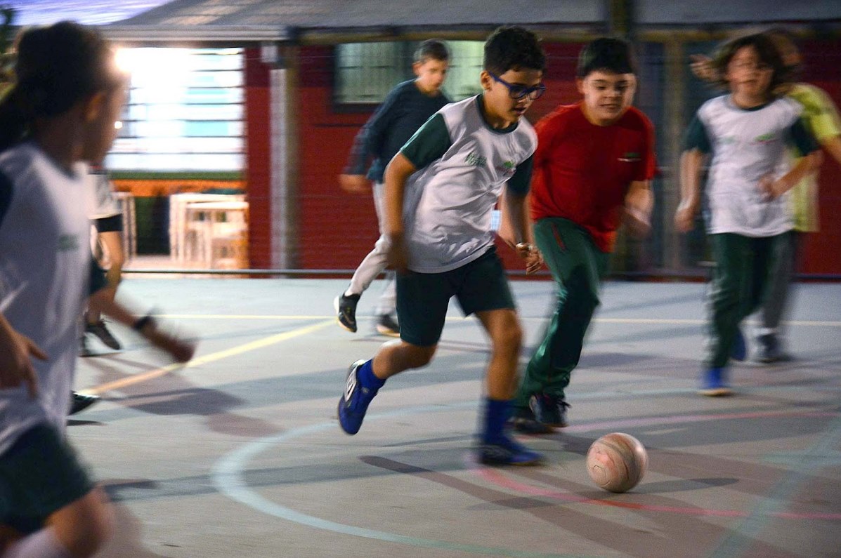 Aulas de futsal promovem desenvolvimento motor e cognitivo