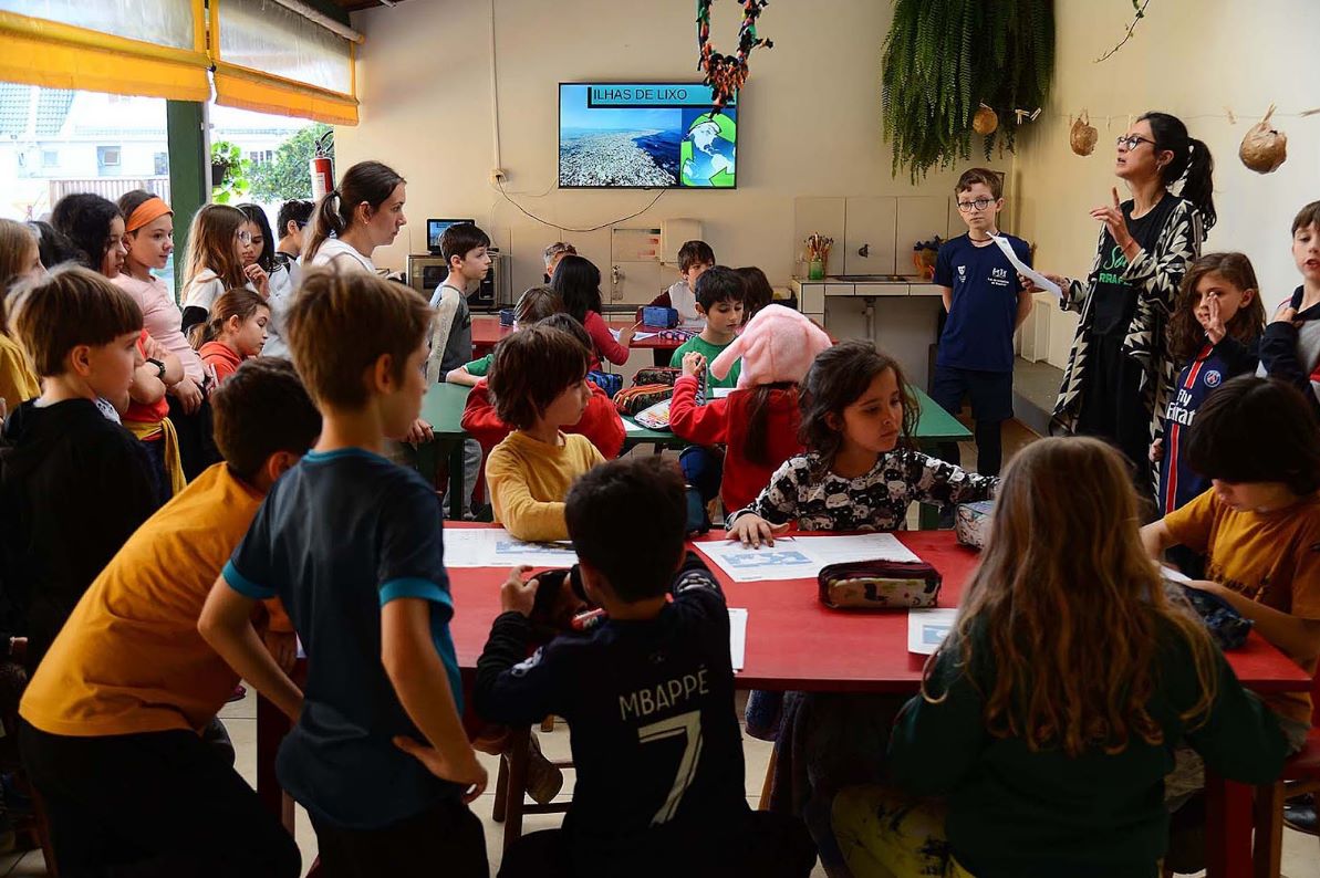 Aprendizagem cooperativa envolve solidariedade e empatia, fortalecendo laços afetivos e pedagógicos
