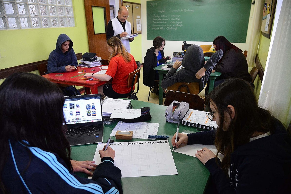 Turma do 9º ano cria jogos de tabuleiro para aprofundar conhecimentos sobre a Segunda Guerra Mundial
